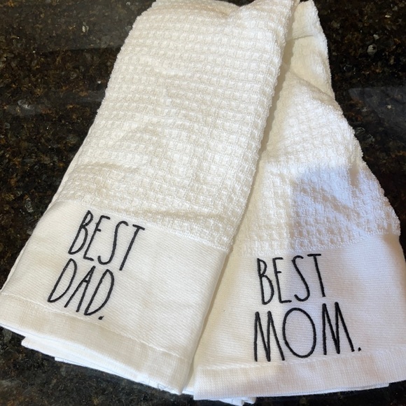 Rae Dunn - BEST MOM/BEST DAD - tea towels - Picture 1 of 2